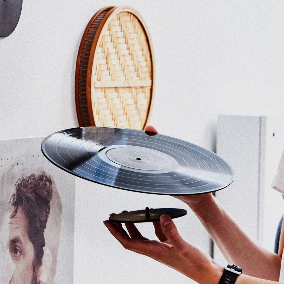 How to fit the vinyl record on the Adapter